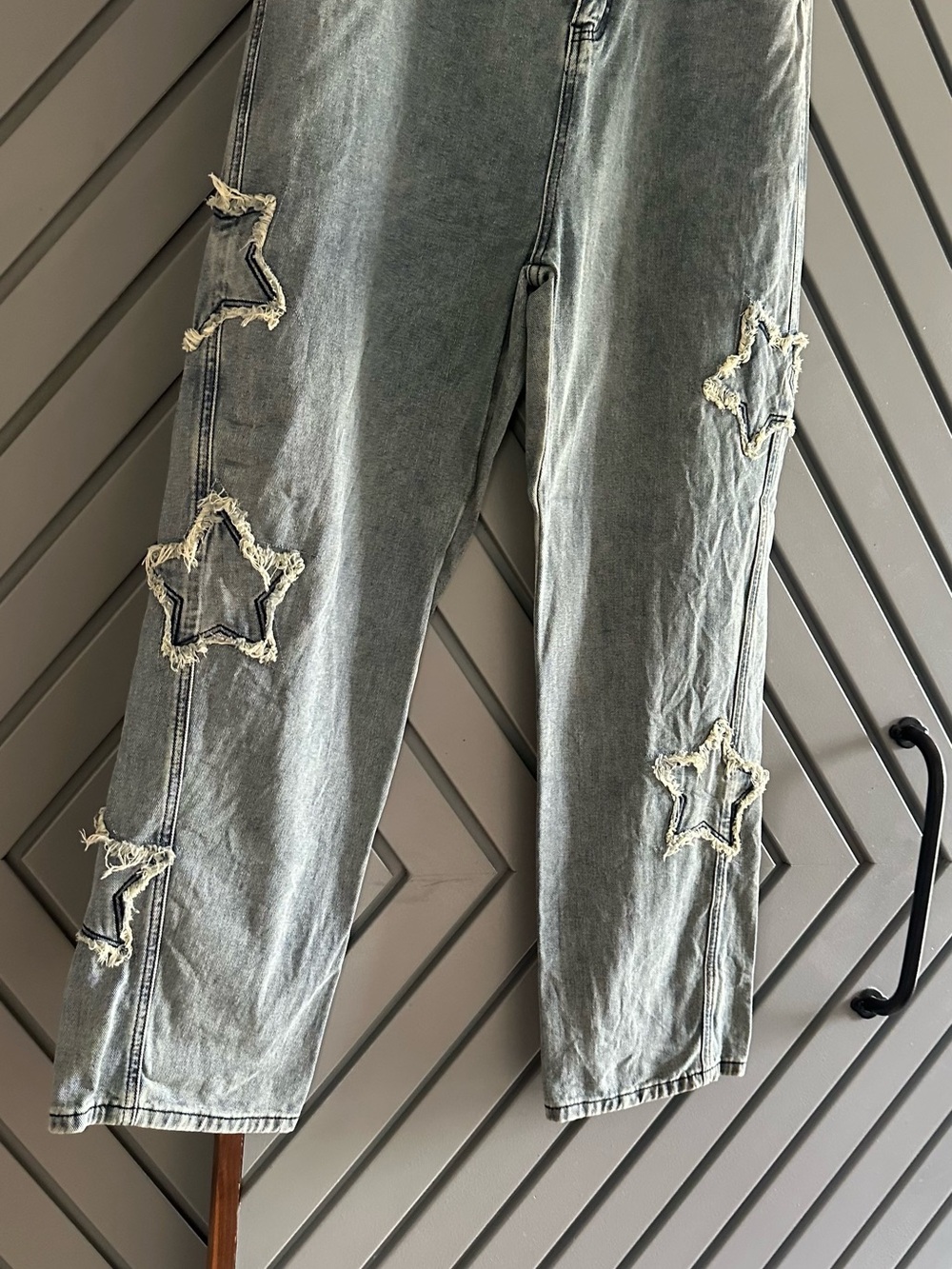 Women’s Light Wash Denim Jeans with Star Appliqués - Picture 2 of 4
